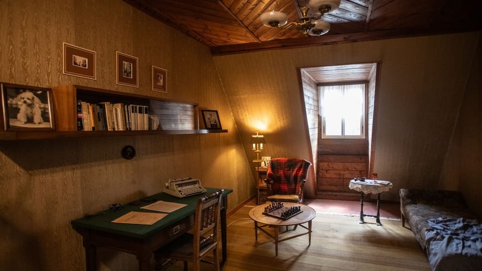 Антресольна кімната, так звана «Пероуткарна» — тут жив, гостюючи в Чапеків, їхній друг, письменник, драматург і публіцист Фердінанд Пероутка | Фото: René Volfík, Památník Karla Čapka Антресольна кімната, так звана «Пероуткарна» — тут жив, гостюючи в Чапеків, їхній друг, письменник, драматург і публіцист Фердінанд Пероутка | Фото: René Volfík, Památník Karla Čapka