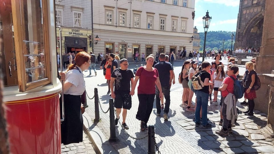 Площа Хрестоносців (Křížovnické náměstí) біля Карлового мосту та історичний трамвай | Фото: Jolana Nováková, Český rozhlas Площа Хрестоносців (Křížovnické náměstí) біля Карлового мосту та історичний трамвай | Фото: Jolana Nováková, Český rozhlas