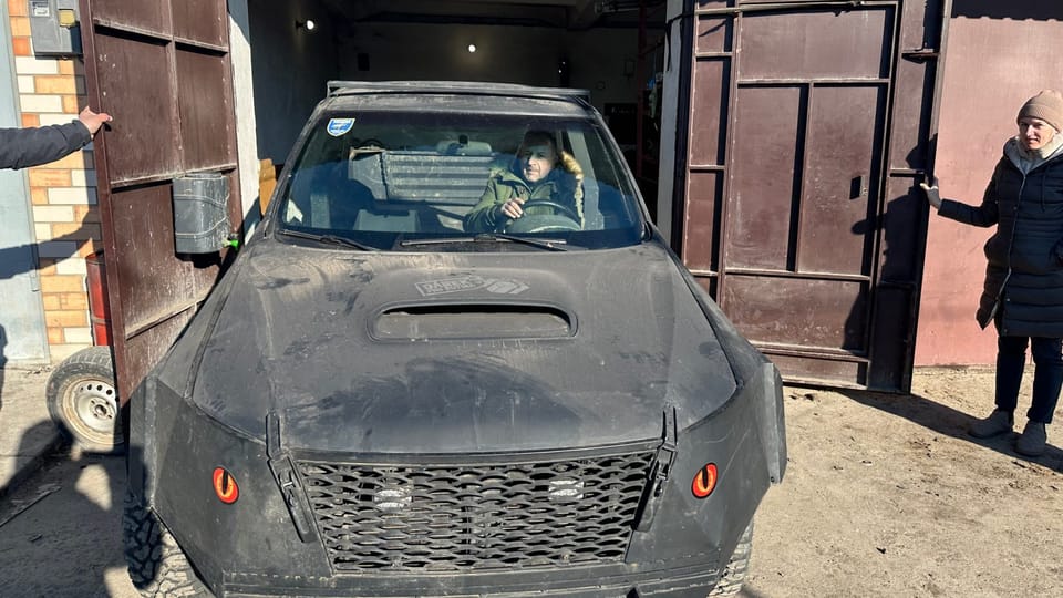 На капоті авта — емблема «Подарунка для Путіна» | Фото: Martin Dorazín,  Český rozhlas
