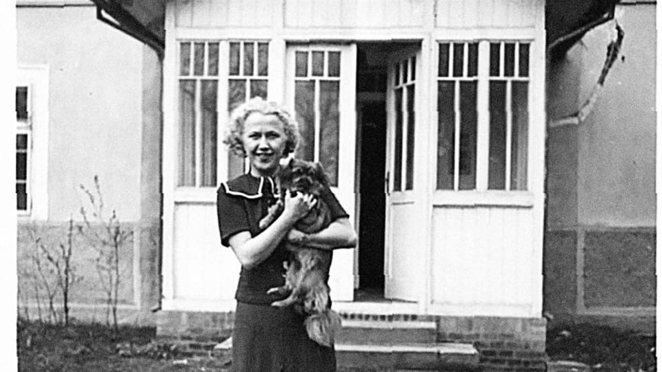 Ольга Шайнпфлуґова біля вілли, 1936 рік | Фото: Památník Karla Čapka Ольга Шайнпфлуґова біля вілли, 1936 рік | Фото: Památník Karla Čapka