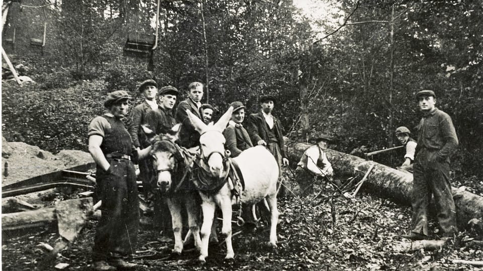 Заміна дерев’яних підпор на металеві, 1940 рік | Фото: Archiv Jana Šrubaře / Podhorská jednota Radhošť Заміна дерев’яних підпор на металеві, 1940 рік | Фото: Archiv Jana Šrubaře / Podhorská jednota Radhošť
