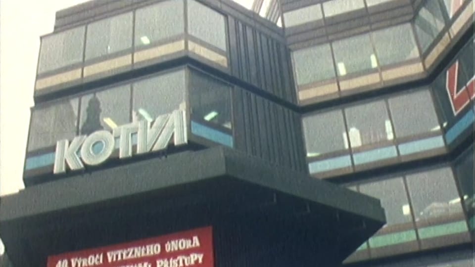 … або згадок про річницю «переможного лютого», як комуністи називали влаштований ними в лютому 1948 року державний переворот | Фото: Retro, Obchodní dům Kotva/ČT … або згадок про річницю «переможного лютого», як комуністи називали влаштований ними в лютому 1948 року державний переворот | Фото: Retro, Obchodní dům Kotva/ČT
