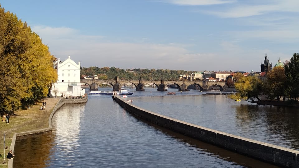 Влтава біля Совових млинів і погляд на Карлів міст | Фото: Barbora Němcová, Radio Prague International Влтава біля Совових млинів і погляд на Карлів міст | Фото: Barbora Němcová, Radio Prague International