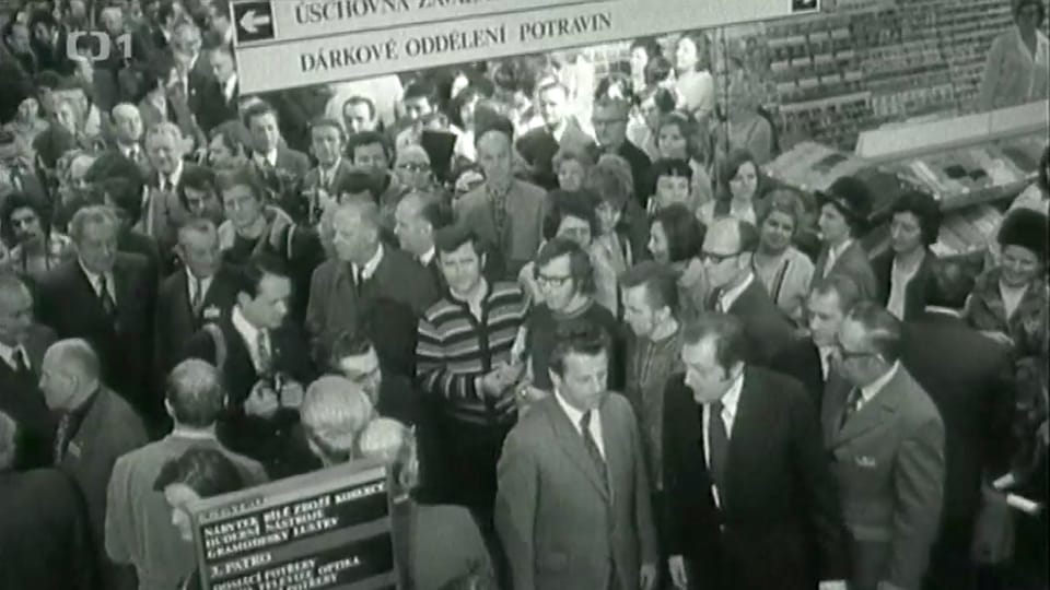 Відкриття «Котви» привабило юрби покупців | Фото: Retro, Obchodní dům Kotva/ČT Відкриття «Котви» привабило юрби покупців | Фото: Retro, Obchodní dům Kotva/ČT