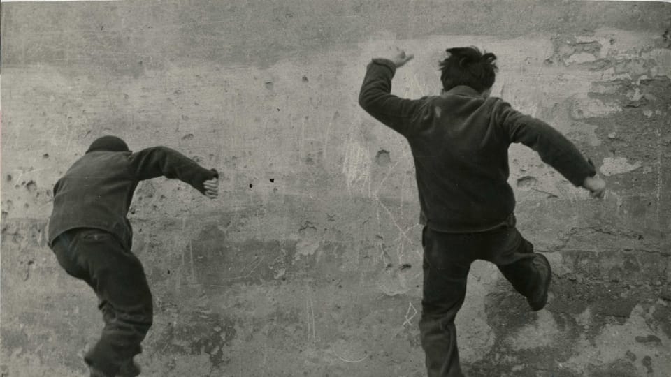 «Проти стіни», цикл «Діти», 1960 | Фото: Dagmar Hochová, Moravská galerie Brno «Проти стіни», цикл «Діти», 1960 | Фото: Dagmar Hochová, Moravská galerie Brno