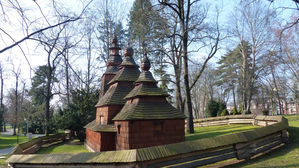 Дерев’яний храм Святого Миколая, перенесений до Градця-Кралове зі Східної Словаччини | Фото: Klára Stejskalová, Radio Prague International Дерев’яний храм Святого Миколая, перенесений до Градця-Кралове зі Східної Словаччини | Фото: Klára Stejskalová, Radio Prague International