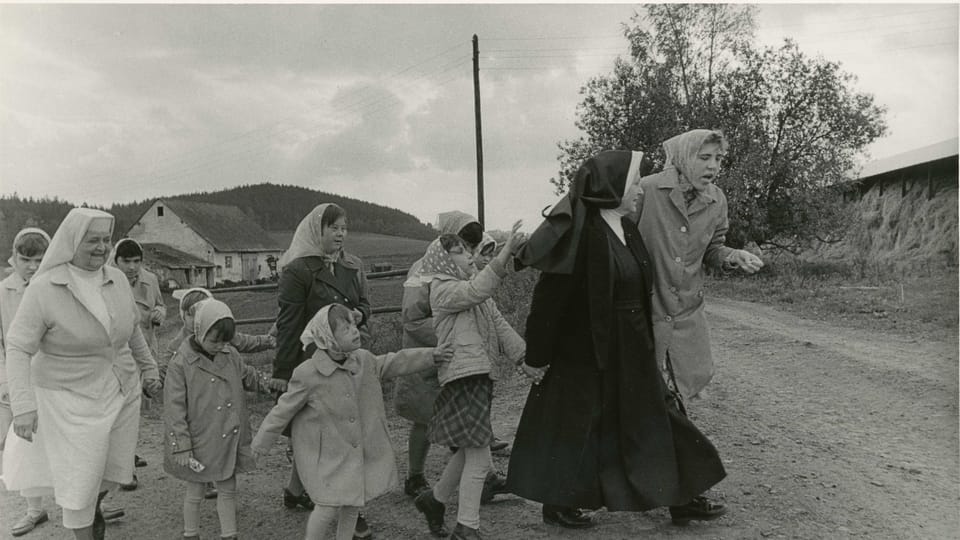 «Сестра повернулася з відпустки», з циклу «Сестри», Горні-Поустевна, 1983 | Фото: Dagmar Hochová, Moravská galerie Brno «Сестра повернулася з відпустки», з циклу «Сестри», Горні-Поустевна, 1983 | Фото: Dagmar Hochová, Moravská galerie Brno