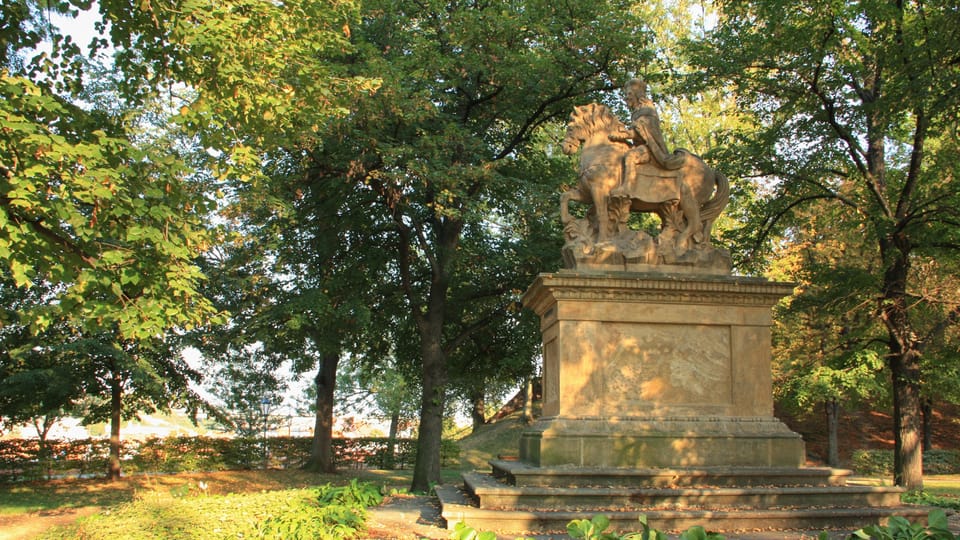 Іще одна кінна статуя князя Вацлава 1687—1680 років скульптора Яна Їржі Бендла стоїть нині на Вишеграді | Фото: Barbora Němcová, Radio Prague International Іще одна кінна статуя князя Вацлава 1687—1680 років скульптора Яна Їржі Бендла стоїть нині на Вишеграді | Фото: Barbora Němcová, Radio Prague International