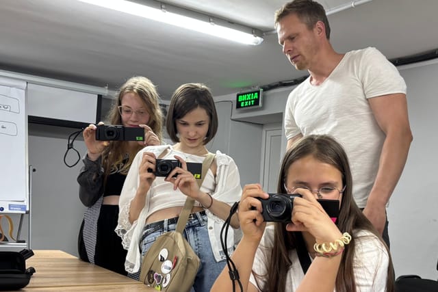 Войта Геніґ зі студентами кіномайстерні | Фото: Архів кіномайстерні