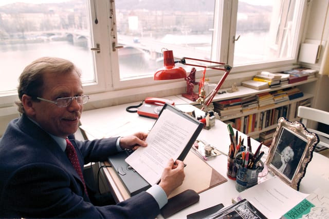 Вацлав Гавел у своїй квартирі на Рашиновій набережній у Празі,  1993 рік | Фото: Jaroslav Hejzlar,  ČTK