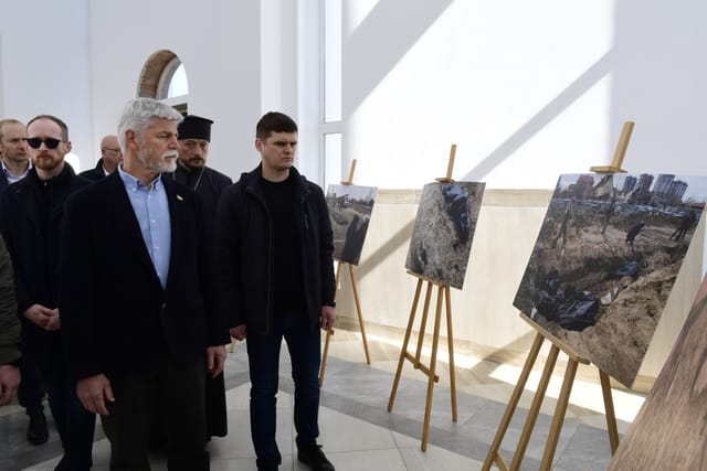 Петр Павел знайомиться з доказами воєнних злочинів Росії в Бучі під Києвом | Фото: Karel Čapek,  ČTK