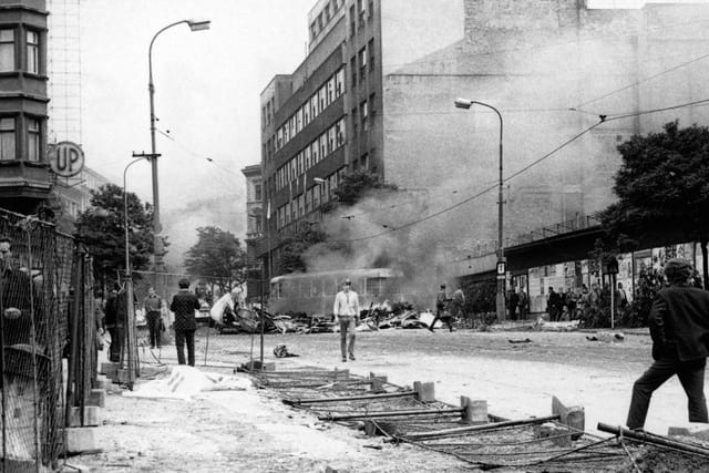 Будівля Чехословацького радіо в серпні 1968 року | Фото: APF Český rozhlas