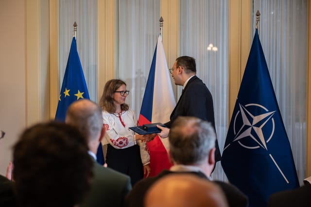 Тетяна Окопна отримує нагороду від Яна Ліпавського | Фото: Hana Řeháková,  Radio Prague International