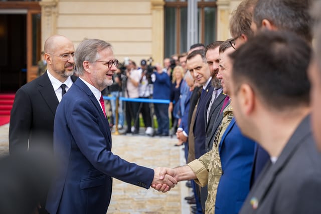 Петр Фіала вітається з членами української делегації. Позаду нього Денис Шмигаль | Фото: Úřad vlády České republiky