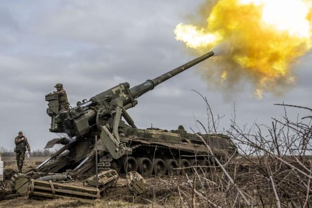 На знімку — радянська гаубиця калібру 203 мм 2С7 «Піон» у лавах ЗСУ. Тепер їх доповнять такі ж потужні M110 | Фото: Česká televize,  ČT24