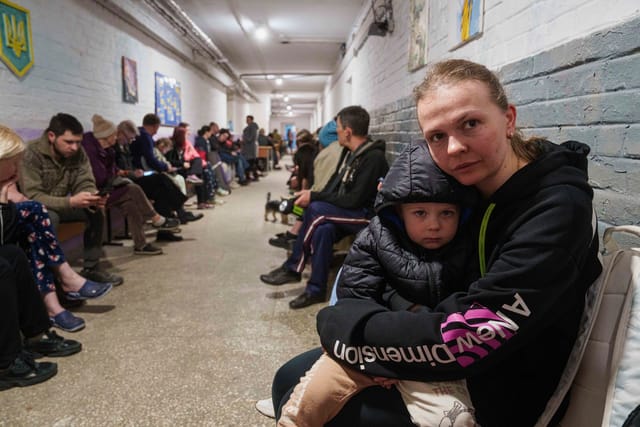 У сховищі під час російського удару | Фото: Jevgenij Maloletka,  ČTK/AP