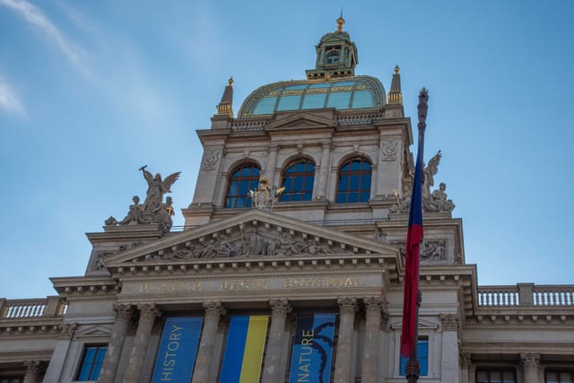 На Національному музеї в Празі вивішений український прапор на знак підтримки України | Фото: Martin Vaniš,  Radio Prague International