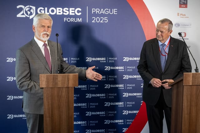Петр Павел  (л) на конференції GlobSec у Празі. Праворуч американський генерал у відставці Джон Аллен,  директор Американського фонду GlobSec | Фото: Vít Šimánek,  ČTK