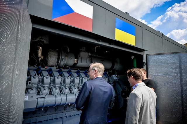 Архівне фото. Когенераційну установку фірми Gentec для України представляють прем’єр-міністрові Чехії Петрові Фіалі  (л) | Фото: Úřad vlády ČR