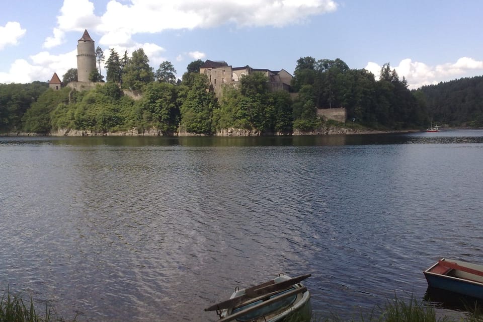 Замок Звіков над Орліцьким водосховищем