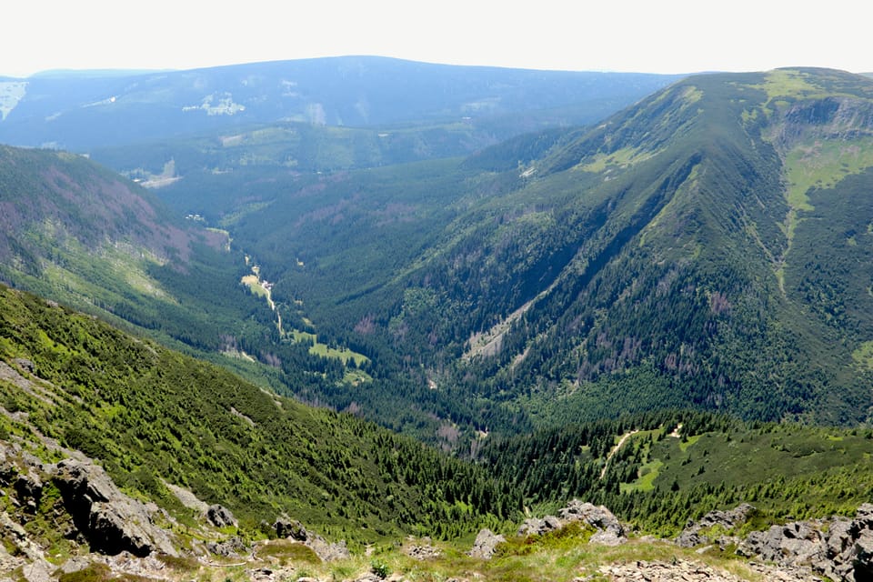 Унизу — Долина велетня (Obří důl). Видно стежку, що круто спускається зі Снєжки до Пеці-под-Снєжкоу | Фото: Barbora Němcová, Radio Prague International Унизу — Долина велетня (Obří důl). Видно стежку, що круто спускається зі Снєжки до Пеці-под-Снєжкоу | Фото: Barbora Němcová, Radio Prague International