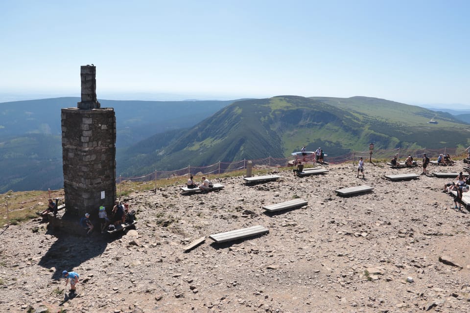 Основний тригонометричний пункт — стовп,  збудований 1824 року. Але він не на вершині,  а на метр нижче. І саме за ним висоту Снєжки до 2014 року вказували як 1602 метри | Фото: Barbora Němcová,  Radio Prague International
