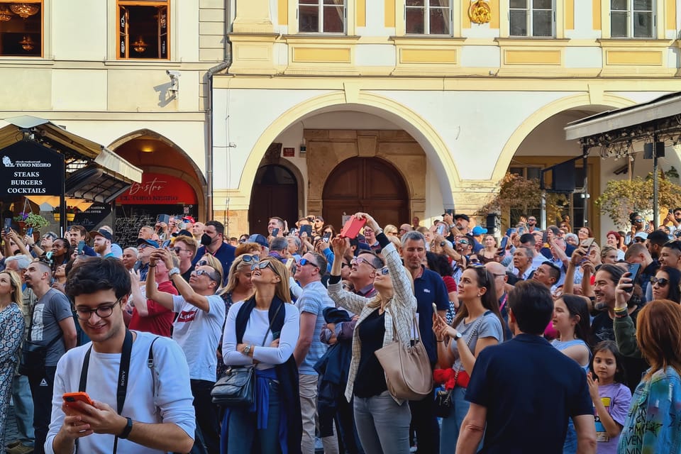 Туристи перед Астрономічним годинником у Празі | Фото: Klára Stejskalová,  Radio Prague International