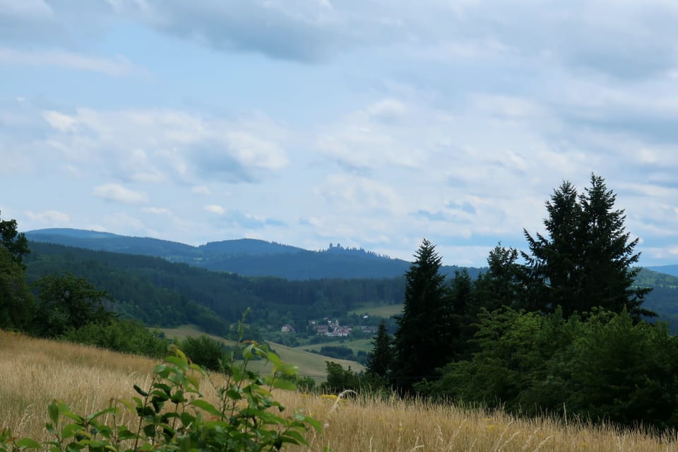 Природний парк «Кашперська верховина». На пагорбі в центрі — силует замку Кашперк | Фото: Štěpánka Budková,  Radio Prague International