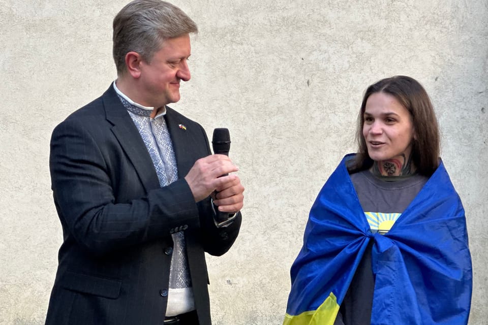 Посол України в Чехії Василь Зварич і військовослужбовиця ЗСУ Вікторія Ковбасюк (позивний Руна) | Фото: Vitalija Tokarčuk, Radio Prague International Посол України в Чехії Василь Зварич і військовослужбовиця ЗСУ Вікторія Ковбасюк (позивний Руна) | Фото: Vitalija Tokarčuk, Radio Prague International