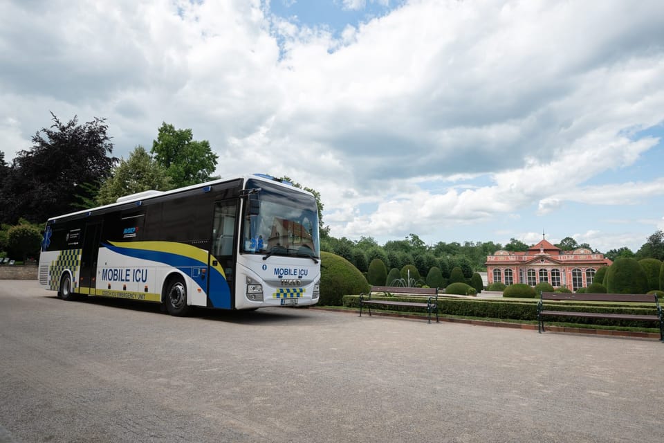 Чехія відправляє до України спеціальний медичний автобус,  перебудований на реанімацію для 5 пацієнтів і 6 медиків | Фото: Zuzana Jarolímková,  Český rozhlas