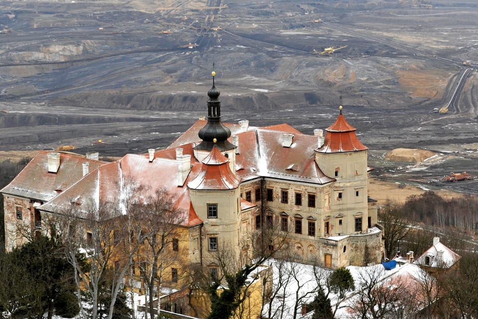 Замок Єзержі на самому краєчку кар’єру | Фото: Filip Jandourek,  Český rozhlas